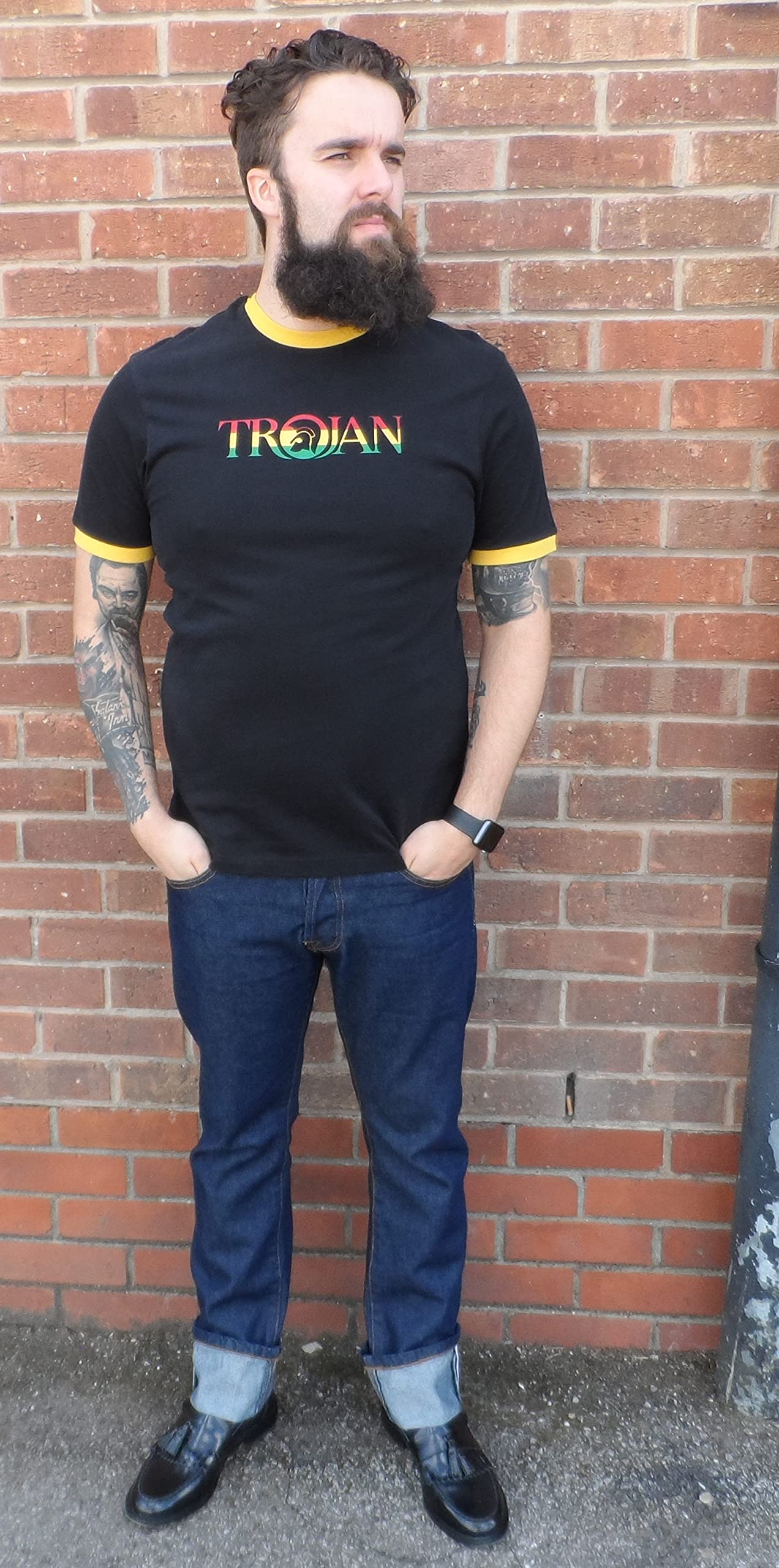 Schwarzes Herren-T-Shirt mit Rasta-Logo von Trojan Records aus 100 % pfirsichfarbener Baumwolle