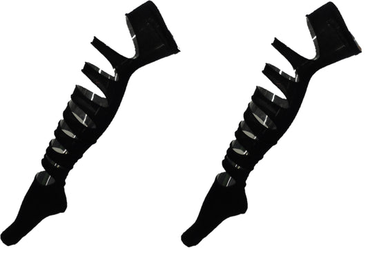 مجموعة مكونة من زوجين من socks السوداء الممزقة فوق الركبة